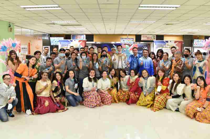 友達推動「安心、、創新、、、用心、、同心、、、盡心」五星職旅，，為菲籍員工打造全方位照護，，，首度贏得「人權實踐與發展領袖獎」殊榮