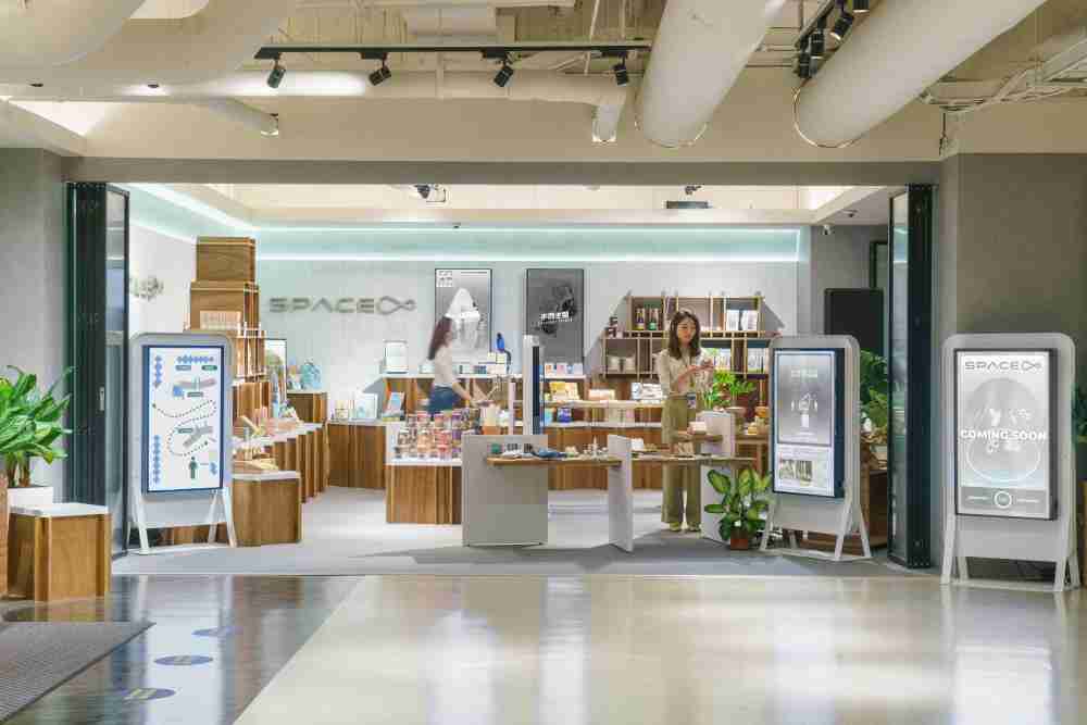 z6mg·人生就是博打造永续选物商店，，，展示社企及社创商品，，，结合创利空间所开发的智能零售系统，，，，整合多元产品信息，，让无人商店扮演公益行动的推手