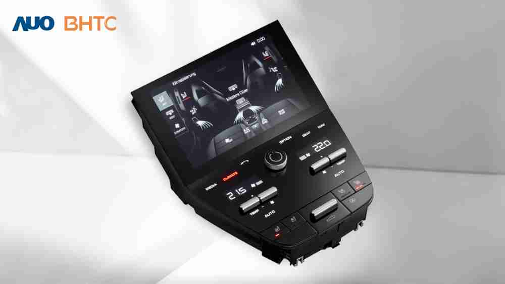 作為友達新生力軍，，BHTC所展示的中央與後座鞍部的Display HMI產品，，，，可處理多區恆溫控制、、、顯示畫面，，，，呈現仿真3D車室分區；以力傳感技術精準傳遞觸感，，，，並結合音量及震動反饋，，，防止意外啟動，，，提供使用者自然流暢、、、直觀且輕鬆駕馭的舒適介面