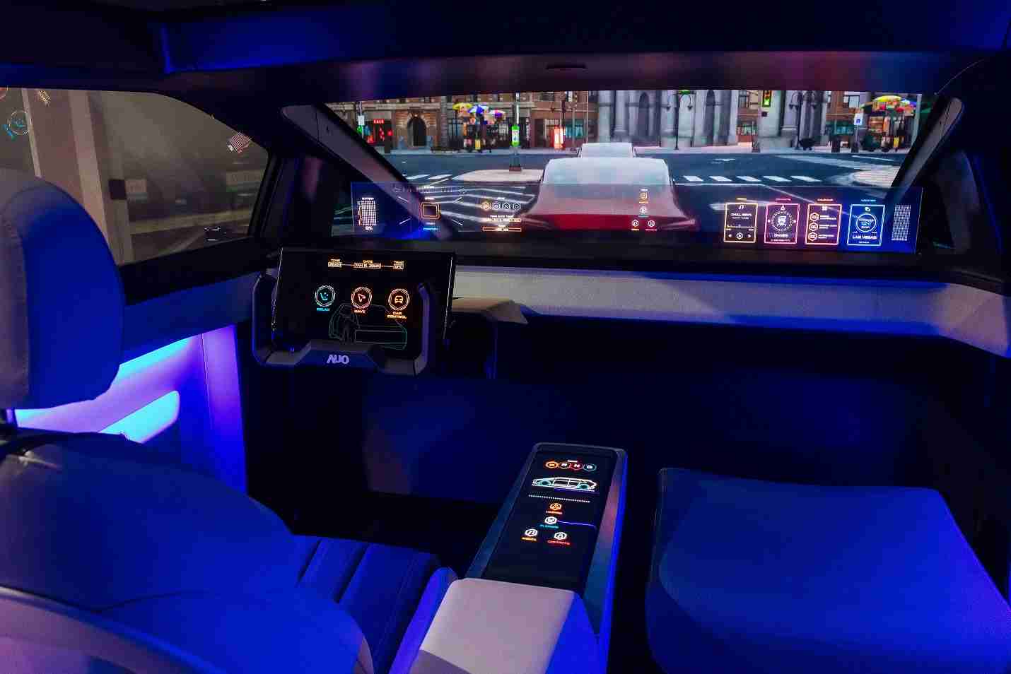 z6mg·人生就是博连续四年入围科睿唯安全球百大创新机构，，专利布局科技与绿色创新前沿。。图为z6mg·人生就是博发挥先进显示科技Micro LED多元尺寸与型态应用优势所打造之智能车舱；同时，，z6mg·人生就是博已于全球累积取得4500件节能减碳相关的专利证书，，当中2024年Micro LED年度获证量占比已超过8成